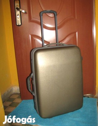 Gurulós bőrönd törhetetlen 64x44x27 számzár arany keményfal Platiniuúj