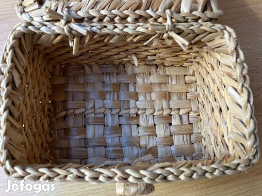Gyékényből font tároló ládika