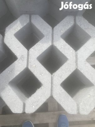 Gyepeács kő eladó. Ár 850 Ft.