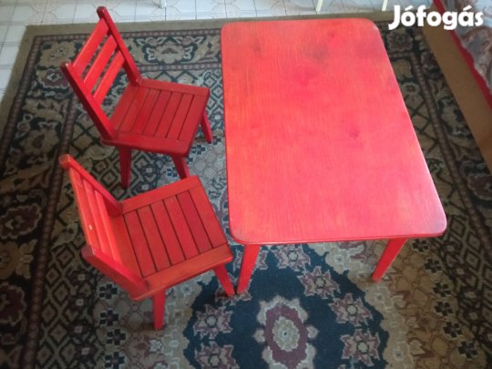Gyerek asztal 2 székkel és álló rajz tábla.