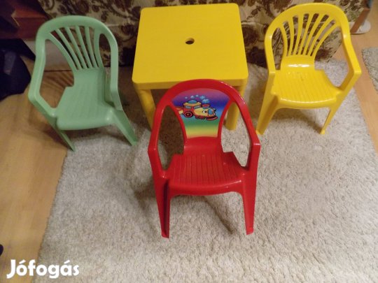 Gyerek asztal székekkel