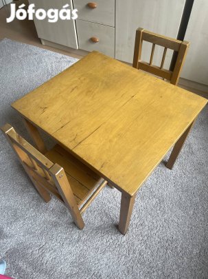 Gyerek fa asztal két székkel