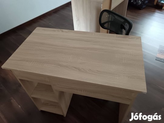 Gyerek író asztal székel....