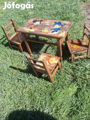 Gyerek kerti asztal székekkel eladó!