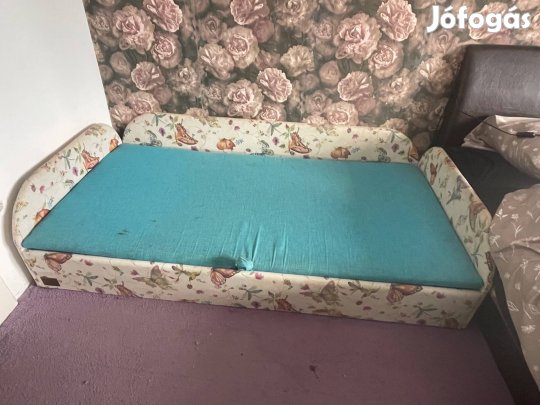 Gyerekágy kék és rózsaszín fekvőfelülettel