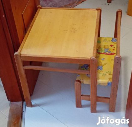 Gyerekasztal kisszékkel