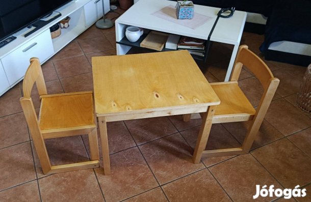 Gyerekasztal székkel