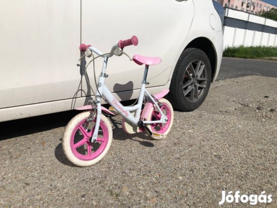 Gyerekbicikli kislánynak
