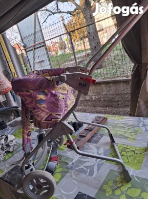 Gyerekhordozó kerekes.
