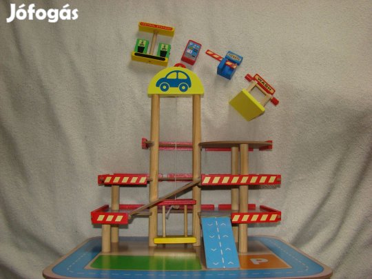 Gyerekjáték , parkolóház fából