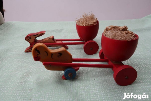 Gyerekjáték régi fa husvéti nyuszik -kocsit húznak
