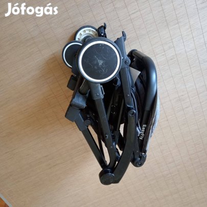 Gyerekkocsi, repülőre felvihető méretre összecsukható