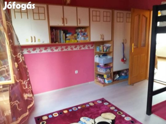 Gyerekszekrény