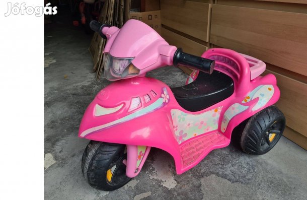 Gyermek , kislány elektromos , motoros robogó rózsaszín színben