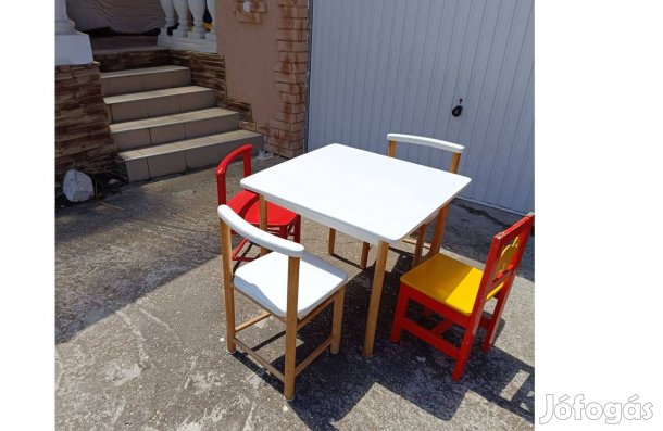 Gyermek asztal 3 db székkel eladó. Nem tudjuk postázni