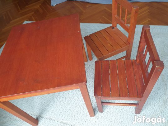 Gyermek asztal két székkel