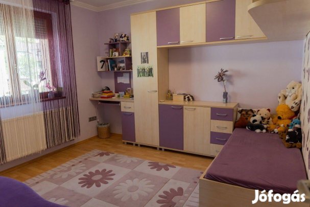 Gyermek bútor ,irószatallal,ággyal