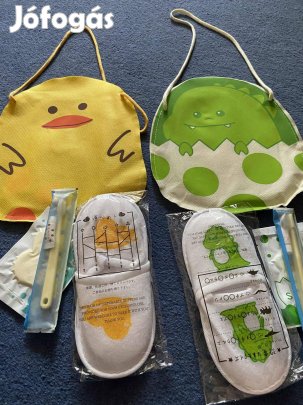 Gyermek csomag tartóban( 2 darab- fogkefe,kis fogkrém, szivacs, papucs