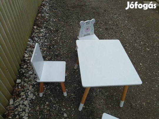 Gyermek jatszos kis asztal +3 db szék 