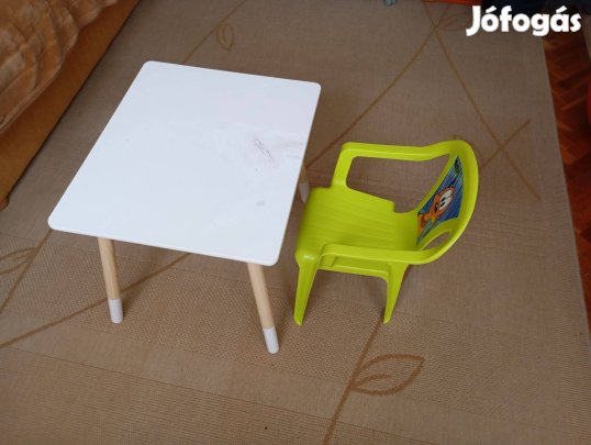 Gyermek kis asztal székkel