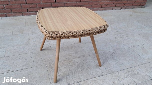 Gyermek kisasztal hibátlan állapotban