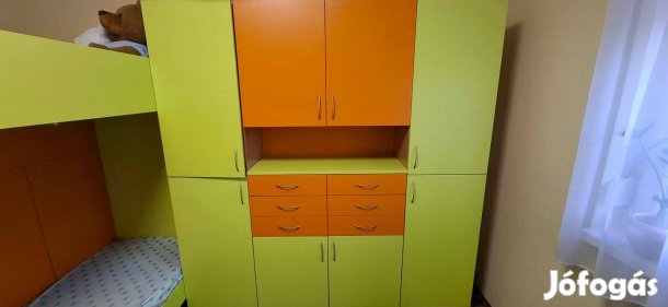 Gyermekbútor (Emeletes ágy beépített tárolókkal szekrénnyel)