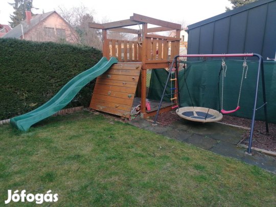 Gyermekjátszótér csúszdával, hintákkal