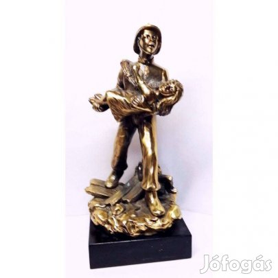 Gyermekmentő tűzoltó, bronz hatású sport relikvia