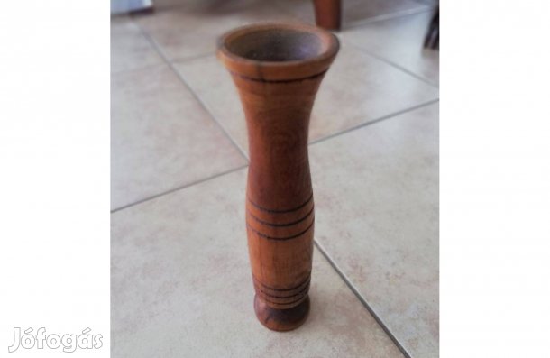Gyertyatartó fából faragott