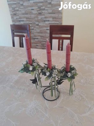 Gyertyatartó gyertyákkal