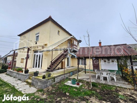 Gyomaendrőd frekventált részén eladó 167m, két szintes családi ház