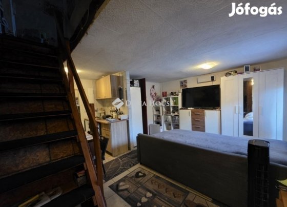 Gyömrő, Máriatelep, többgenerációs tégla ház