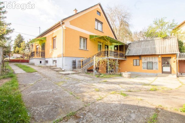Gyömrőn a tavak közelében nagy, 5 szobás családi ház 1440 m2 telekkel!