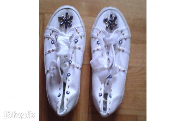 Gyöngydíszes női fehér vászoncipő