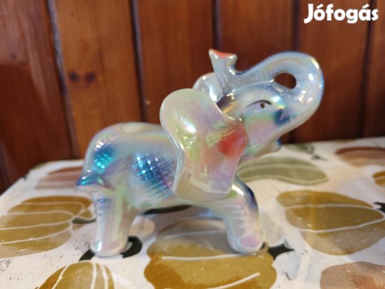 Gyöngyház fényű elefánt