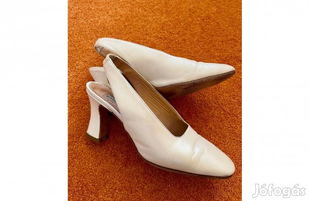 Gyöngyházfényű fehér bőr szandál (37) kényelmes sarokkal