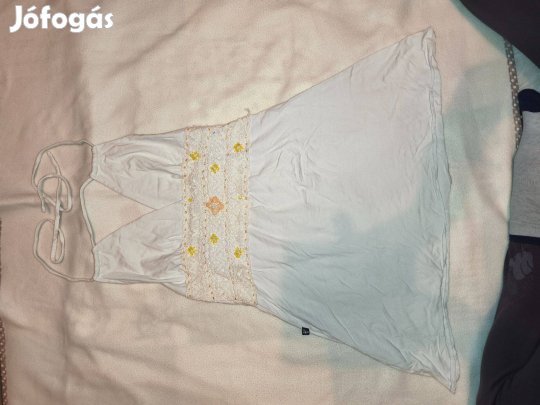 Gyöngyökkel díszített V kivágású felső