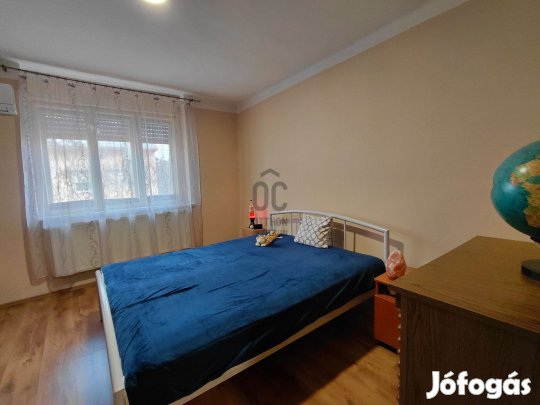 Gyöngyös belvárosi utcában minden közel  mégis csendes