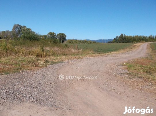 Gyöngyösi 1470 nm-es telek eladó