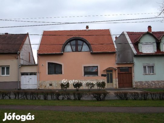 Gyöngyösi 206 nm-es ház eladó