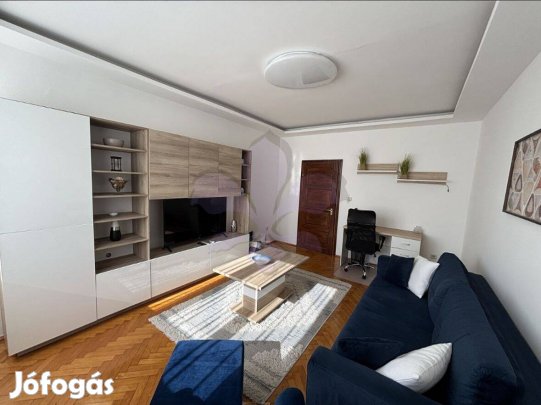 Gyöngyösi utcán lakás eladó