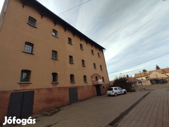 Gyöngyösön többszintes, jelenleg élelmiszeripari üzem eladó