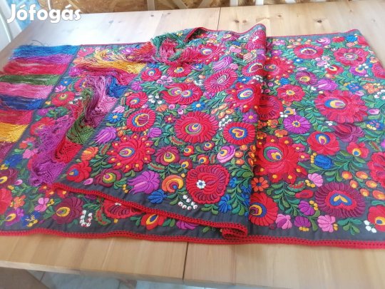 Gyönyörű, Matyó mintás, hímzett terítő eladó!