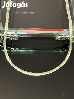 Gyönyörű, csillogó ezüst nyaklánc