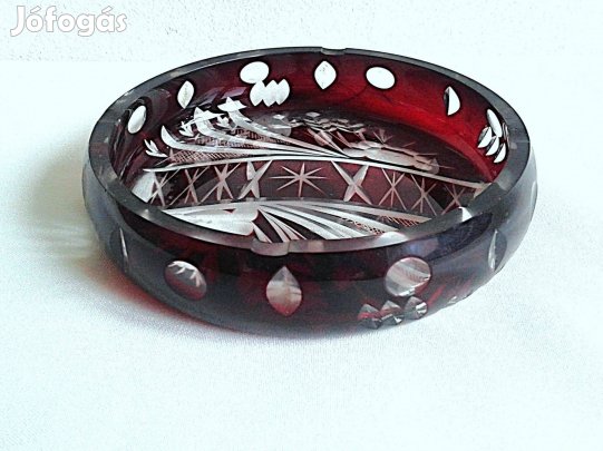 Gyönyörű, csiszolt bordó kristály hamutál, 16cm