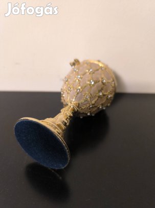 Gyönyörű, díszes tartó