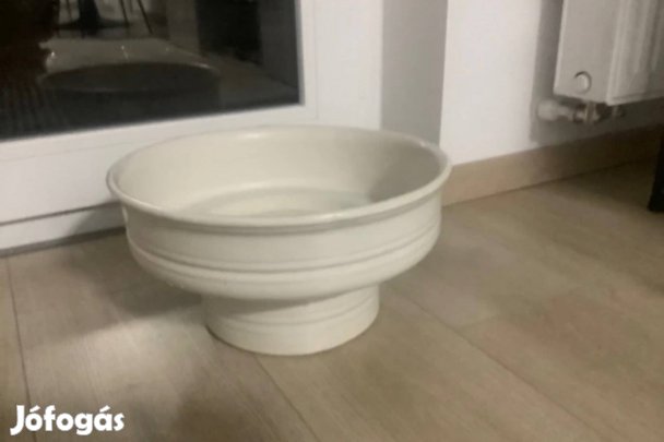 Gyönyörú, elegáns kevrámia kaspó