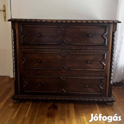 Gyönyörű, jó állapotú koloniál komód, az elegáns rendszerezéshez