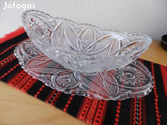 Gyönyörű, kristály jellegű kínáló készlet