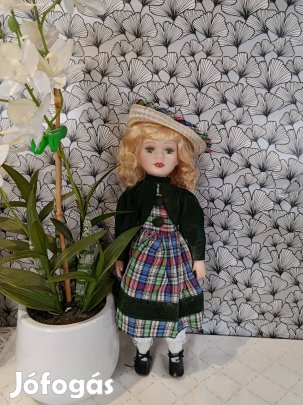 Gyönyörű, vintage porcelánbaba eredeti dobozában - Kockás ruhás 